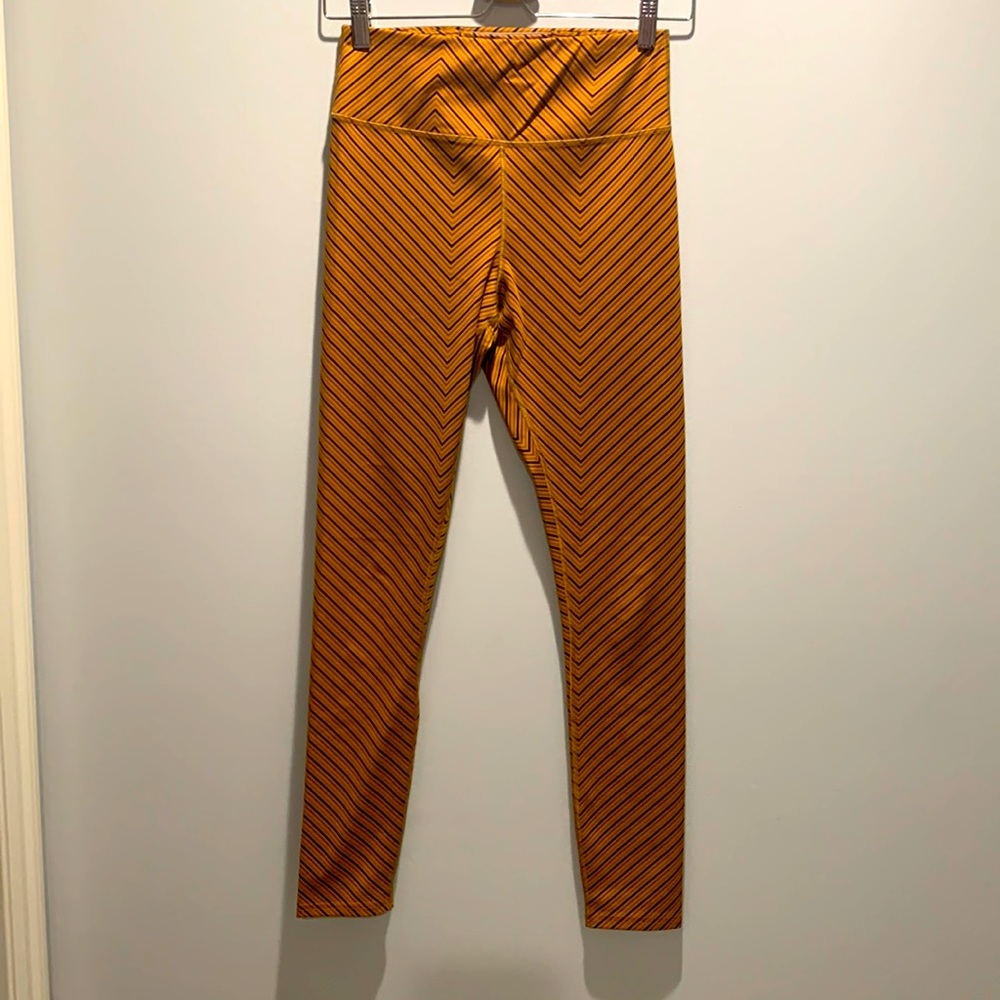QUEENIEKE Womenswear’s yoga legging workout pants. Size small